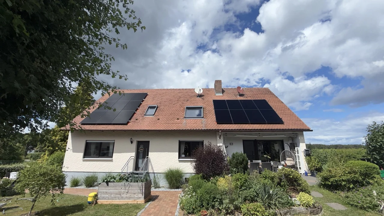 Hausdach mit Photovoltaikanlage